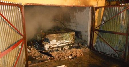 Pożar samochodu osobowego i motocykla w garażu