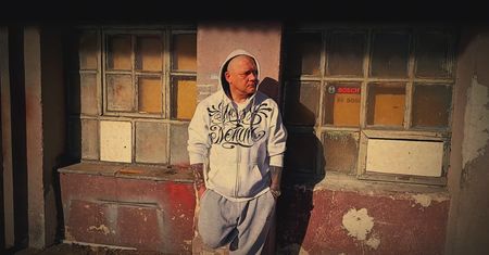 Grzechu wraca z nowym numerem „Mój RealTalk”. Raper z Włocławka opowiada nam o powrocie, emocjach i planach na przyszłość