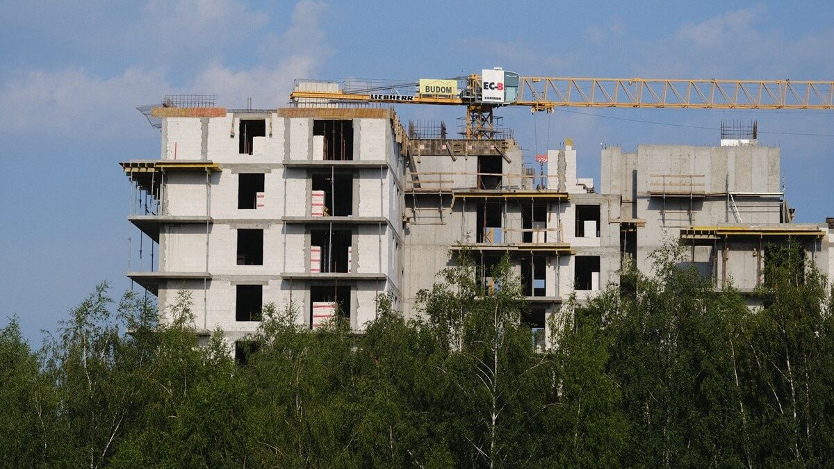 Budowa budynku mieszkalnego, żuraw