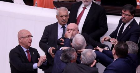 Bijatyka w parlamencie w Turcji. Polityk Dobrej Partii trafił na OIOM