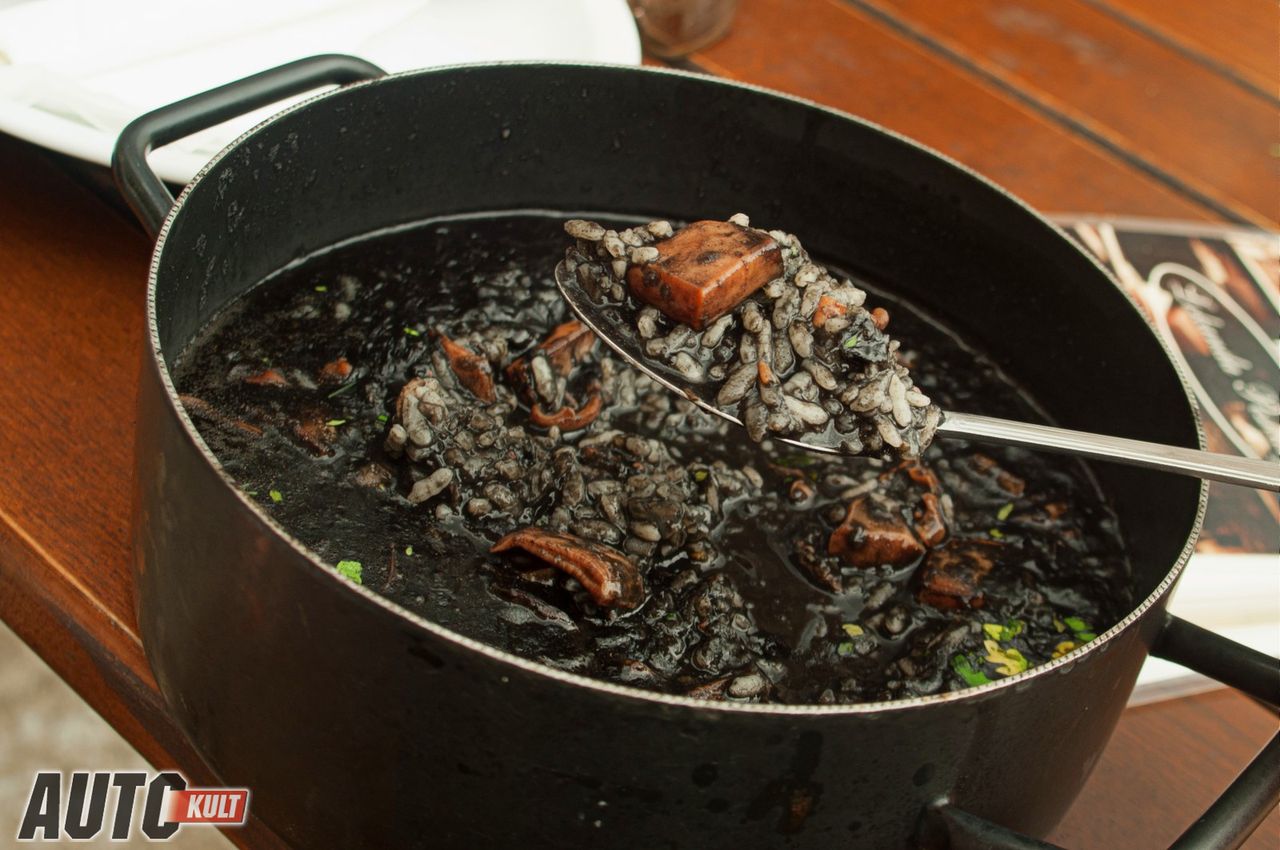 Czarne risotto to lokalny przysmak, nie w każdej restauracji potrafią jednak go dobrze przyrządzić, te na zdjęciu jest zbyt wodniste.