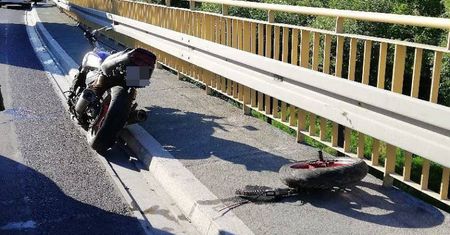 Pijany motocyklista wjechał w krawężnik. Oderwane koło uderzyło w auto