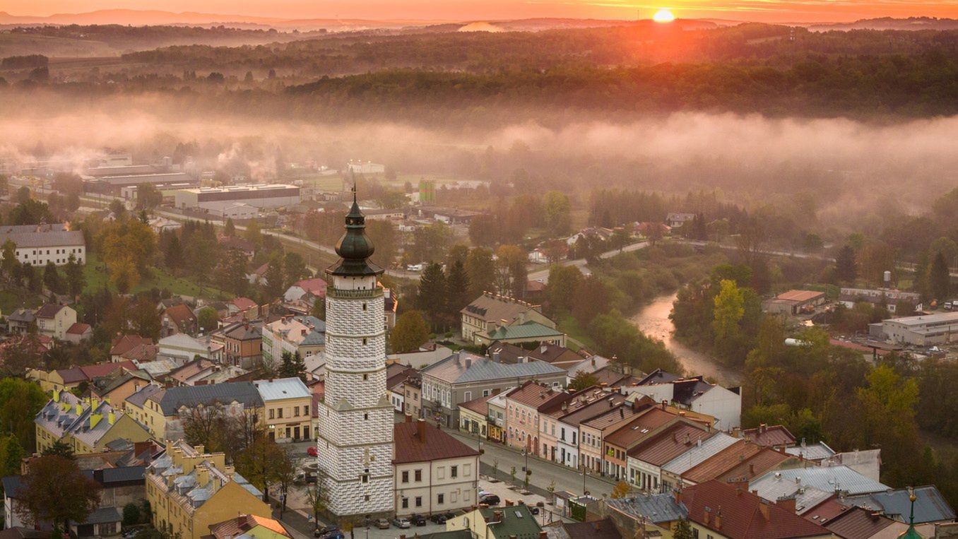 Urzekający widok na Biecz o wschodzie słońca