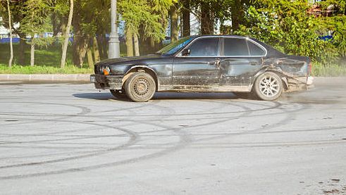„Palenie gumy” nie popłaca. Kierowcy BMW ukarani wysokimi mandatami