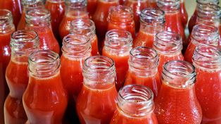 Przez rok pili sok pomidorowy. Gdy ich przebadano, zauważono skutki
