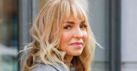Odmieniona Anna Wyszkoni pozuje przed studiem Dzień Dobry TVN. Opowiedziała o swojej chorobie (ZDJĘCIA)
