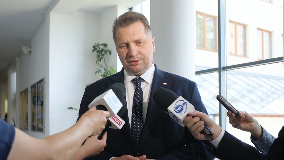Siedlce, 24.06.2022. Minister edukacji i nauki Przemysław Czarnek podczas wypowiedzi dla mediów po uroczystości zakończenia zajęć w roku szkolnym 2021/2022, 24 bm. w I Katolickim Liceum Ogólnokształcącym im. Świętej Rodziny w Siedlcach. (amb) PAP/Paweł Supernak
