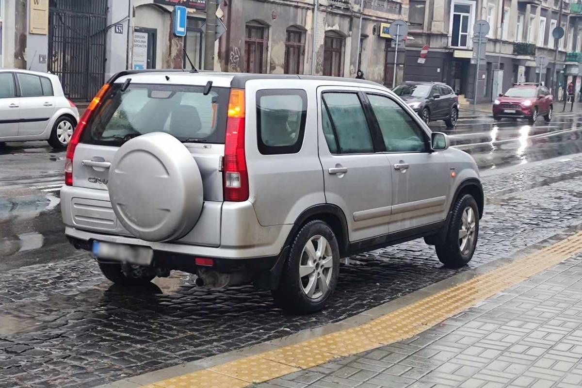 Kurier DPD wjechał busem w tył osobowej hondy na al. Tysiąclecia