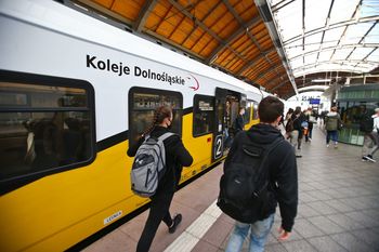 Z Poznania do Wrocławia koleją z przesiadką? Województwo dolnośląskie szykuje podróżnym niemiłą niespodziankę. Będzie znacznie dłużej