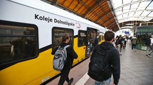 Z Poznania do Wrocławia koleją z przesiadką? Województwo dolnośląskie szykuje podróżnym niemiłą niespodziankę. Będzie znacznie dłużej
