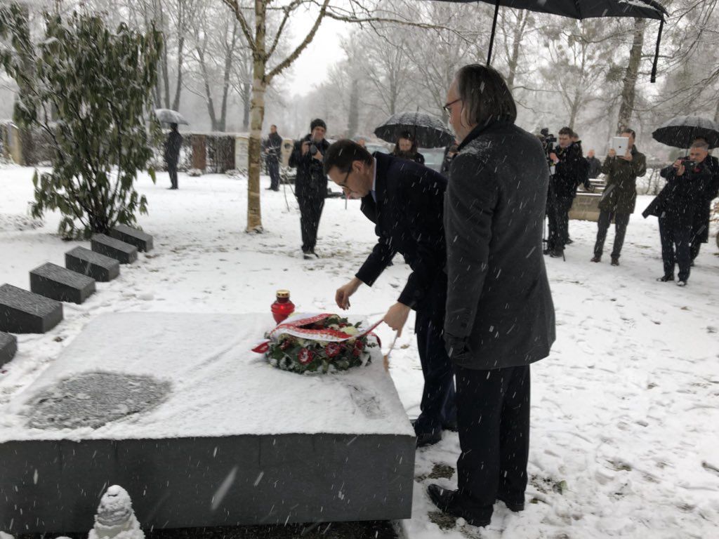 Premier Mateusz Morawiecki na grobach żołnierzy Brygady Świętokrzyskiej w 2018 roku