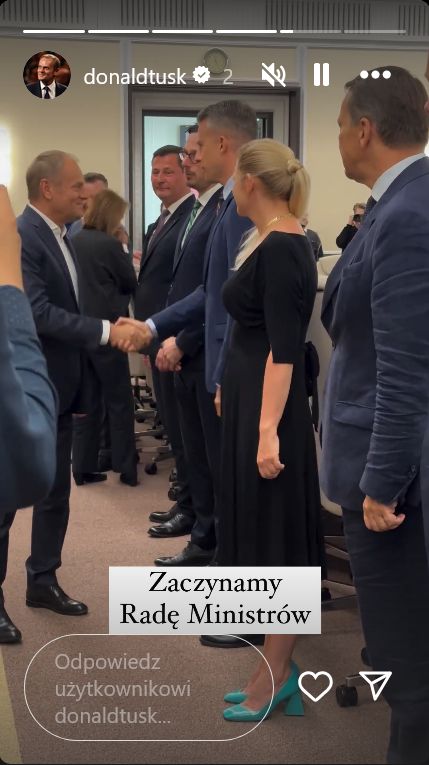 Barbara Nowacka w oryginalnych butach.
