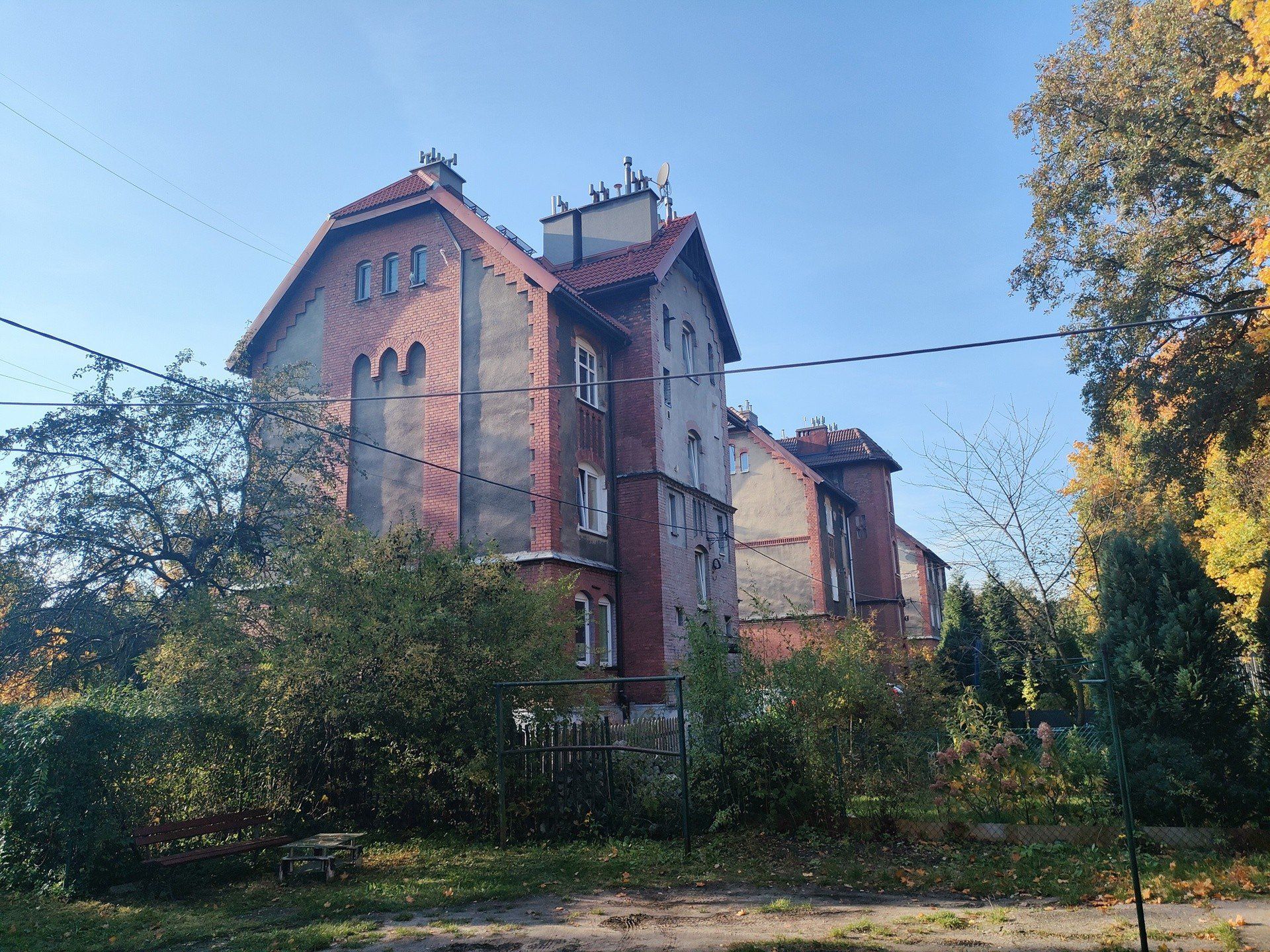 Niezwykłe śląskie osiedle. Jakie sekrety skrywają te familoki?