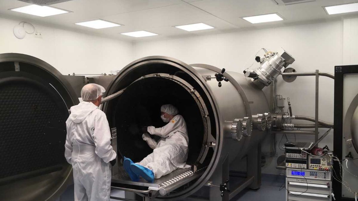 ⦁	Montaż instrumentu GLOWS w nowej komorze TVAC w przebudowanym "clean-room" Centrum Badań Kosmicznych PAN. W komorze znajduje się Jakub Mądry w komorze, na zewnątrz Waldek Bujwan.