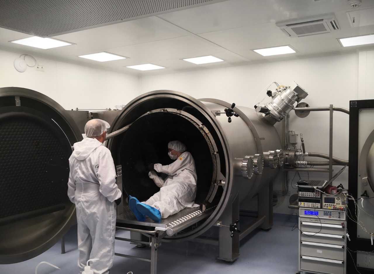 ⦁	Montaż instrumentu GLOWS w nowej komorze TVAC w przebudowanym "clean-room" Centrum Badań Kosmicznych PAN. W komorze znajduje się Jakub Mądry w komorze, na zewnątrz Waldek Bujwan.