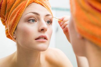 Wyrwałaś brwi pęsetą i nie odrastają? Ten trik działa!