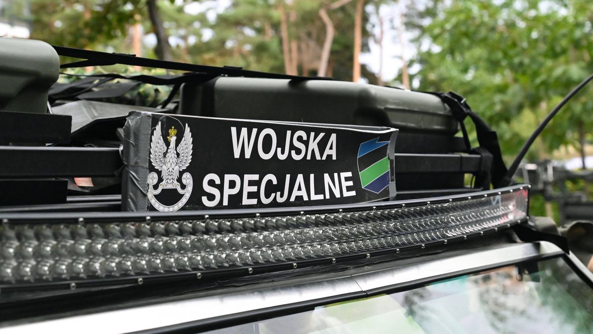 Dziwnów, 22.08.2025. XVI Festyn Komandosa w Dziwnowie, 22 bm. Uczestnicy wydarzenia mogli zobaczyć pokazy sprzętu i uzbrojenia jednostek wojskowych Garnizonu Dziwnów. (ad) PAP/Marcin Bielecki