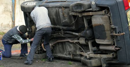 Co robimy przy autach samodzielnie? Kończy się na myciu i dolewaniu płynów