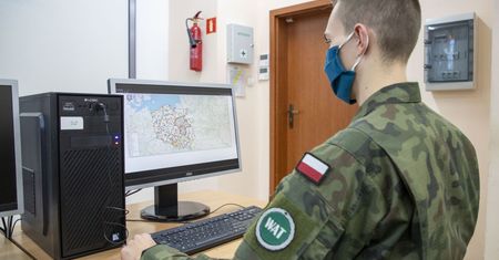 Warszawa. Kłopot z tradycją. Spektakularne pożegnanie absolwentów WAT z uczelnią