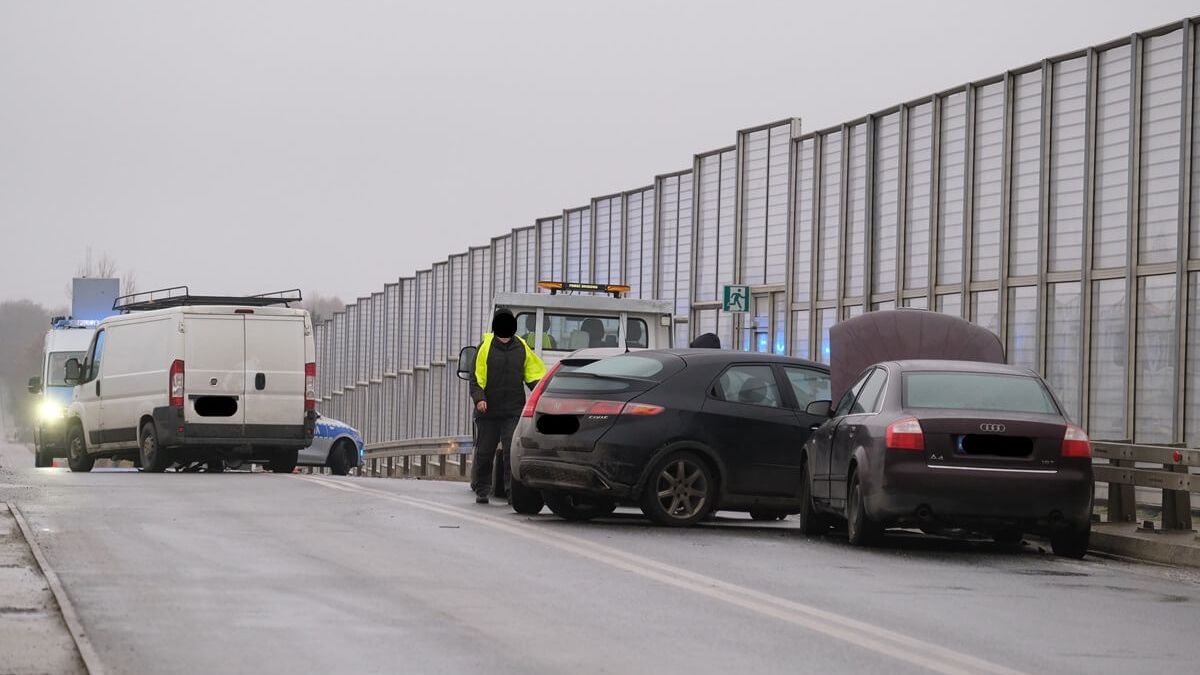 Zderzenie kilku pojazdów na wiadukcie nad S19 w Snopkowie