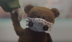 Dziewczynka szyje maskę antysmogową dla misia w kampanii Greenpeace (wideo)