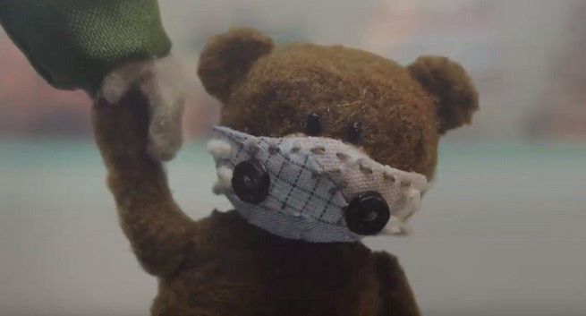 Dziewczynka szyje maskę antysmogową dla misia w kampanii Greenpeace (wideo)