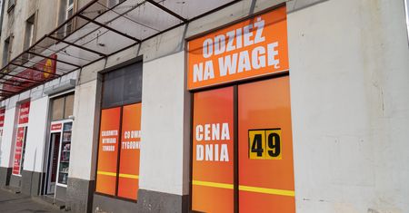 Stacjonarne lumpeksy znikają z mapy Polski. Boom na używane towary nie mija