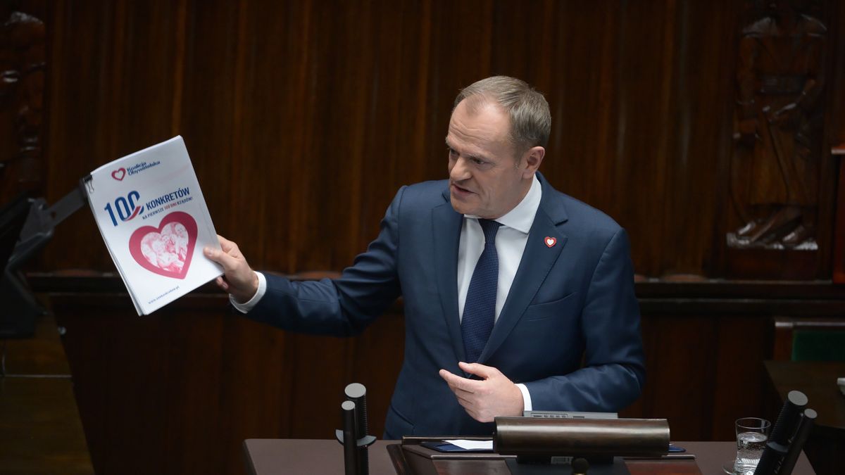 Warszawa, 12.12.2023. Premier Donald Tusk przemawia na sali obrad Sejmu w Warszawie, 12 bm. Szef rządu zaprezentował w Sejmie program działania oraz skład gabinetu, wraz z wnioskiem w sprawie wyboru Rady Ministrów. (amb) PAP/Marcin Obara