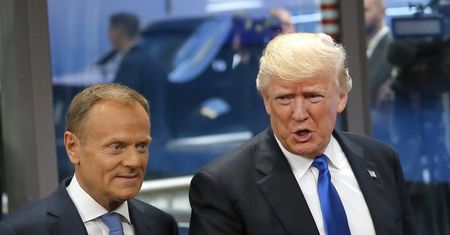 Spotkanie Donaldów w Brukseli: Trump poklepuje Tuska po plecach (ZDJĘCIA)