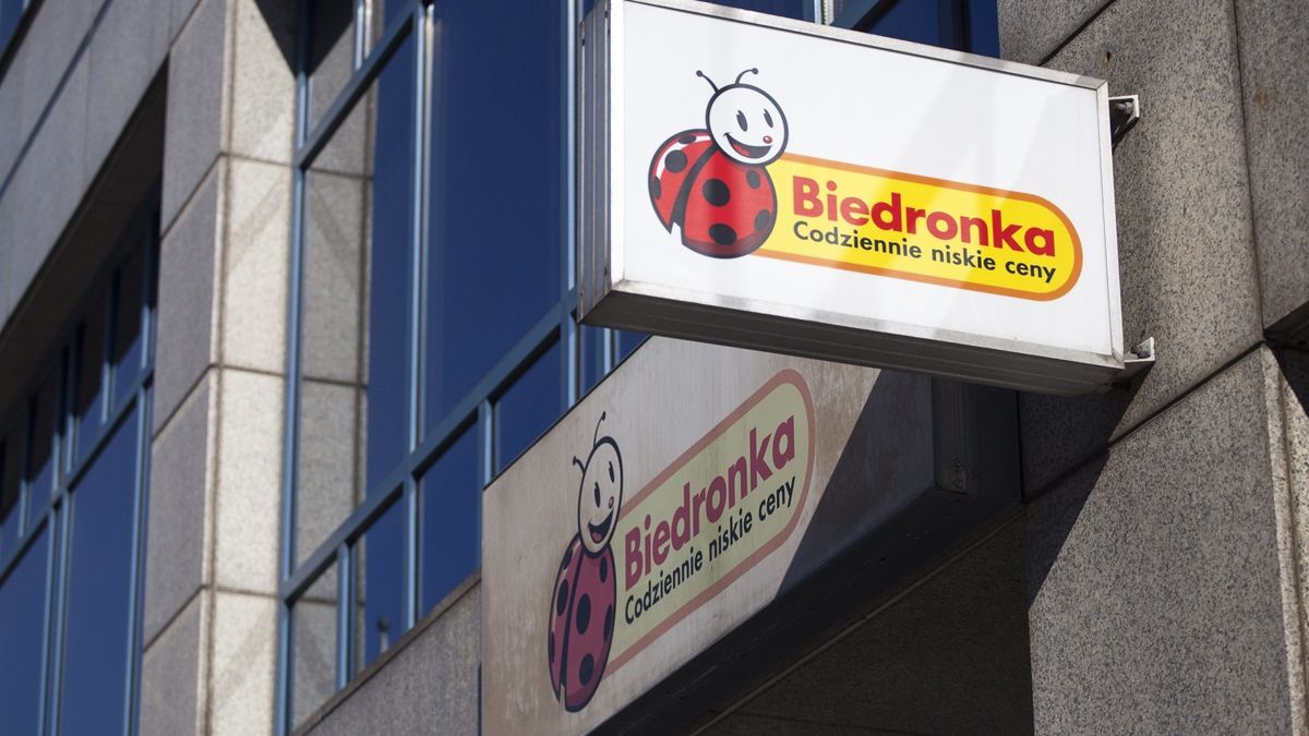 Market sieci Biedronka oferuje promocje w Black Friday.