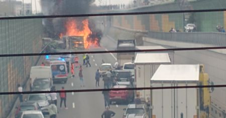 Warszawa. Wypadek na S8. Samochody stanęły w ogniu. Pożar sparaliżował ruch