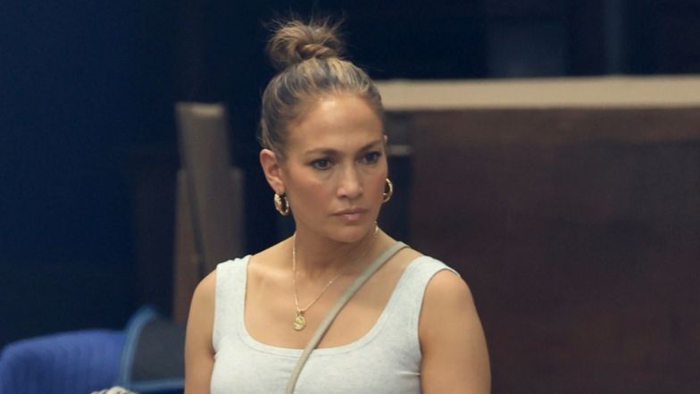 Jennifer Lopez buszuje po sklepie z antykami