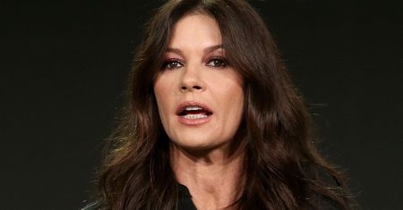 Catherine Zeta-Jones przeobraziła się w BLONDYNKĘ dla potrzeb nowej roli. Pasuje do niej blond bob? (ZDJĘCIA)