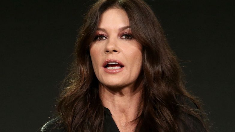 Catherine Zeta-Jones przeobraziła się w BLONDYNKĘ dla potrzeb nowej roli. Pasuje do niej blond bob? (ZDJĘCIA)