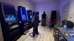 Legnica: Jaskinia hazardu w zwykłym mieszkaniu. Policja wchodzi ze skarbówką