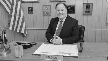 Dennis Haskins nie żyje. Grał pana Beldinga, dyrektora w "Byle do dzwonka"