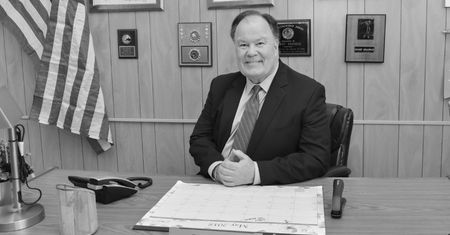 Dennis Haskins nie żyje. Grał pana Beldinga, dyrektora w "Byle do dzwonka"