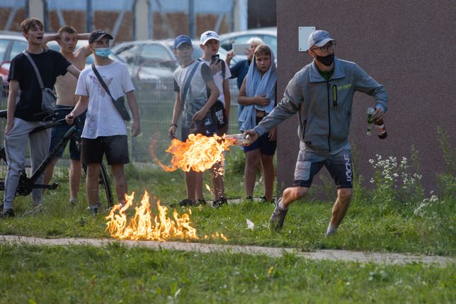 Lubin. Atak demonstrantów na komendę. Kilku funkcjonariuszy rannych 