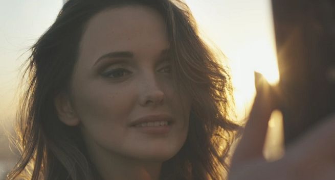 Cajmel, Little Town Shoes i Red Lipstick Monster dodają dziewczynom pewności siebie w kampanii Maybelline New York (wideo)