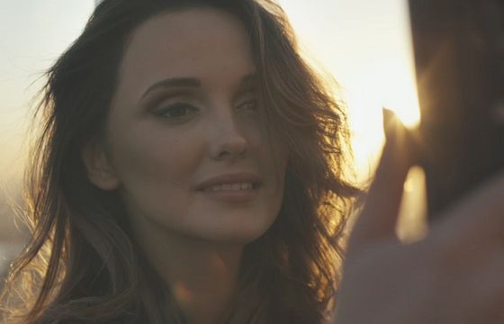 Cajmel, Little Town Shoes i Red Lipstick Monster dodają dziewczynom pewności siebie w kampanii Maybelline New York (wideo)