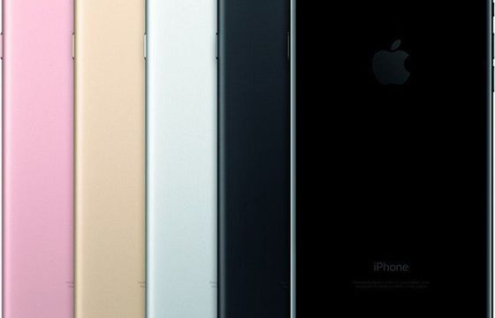 iPhone 8 z obudową z półhartowanego szkła do bezprzewodowego ładowania