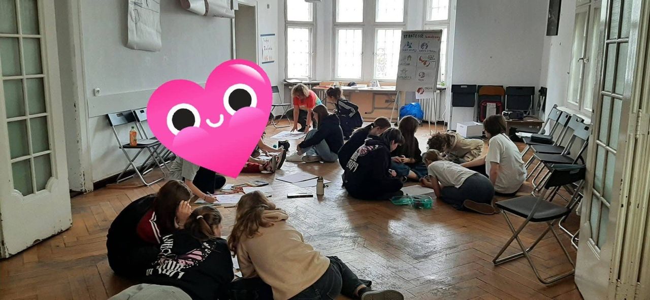 Wsparcie dla ósmoklasistek przed nową szkołą średnią. Bezpłatne warsztaty WenDo we Wrzeszczu Górnym w Gdańsku
