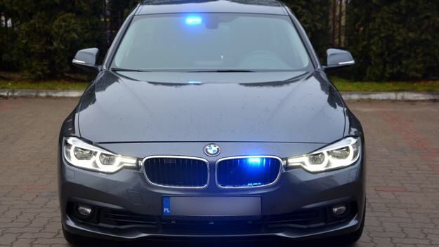 Policyjne bmw występują w niepozornych kolorach. Głównie są to szare samochody.