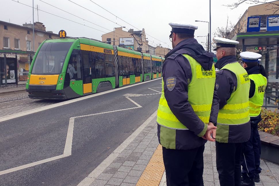 Podwyższona jezdnia ułatwia wsiadanie do tramwaju