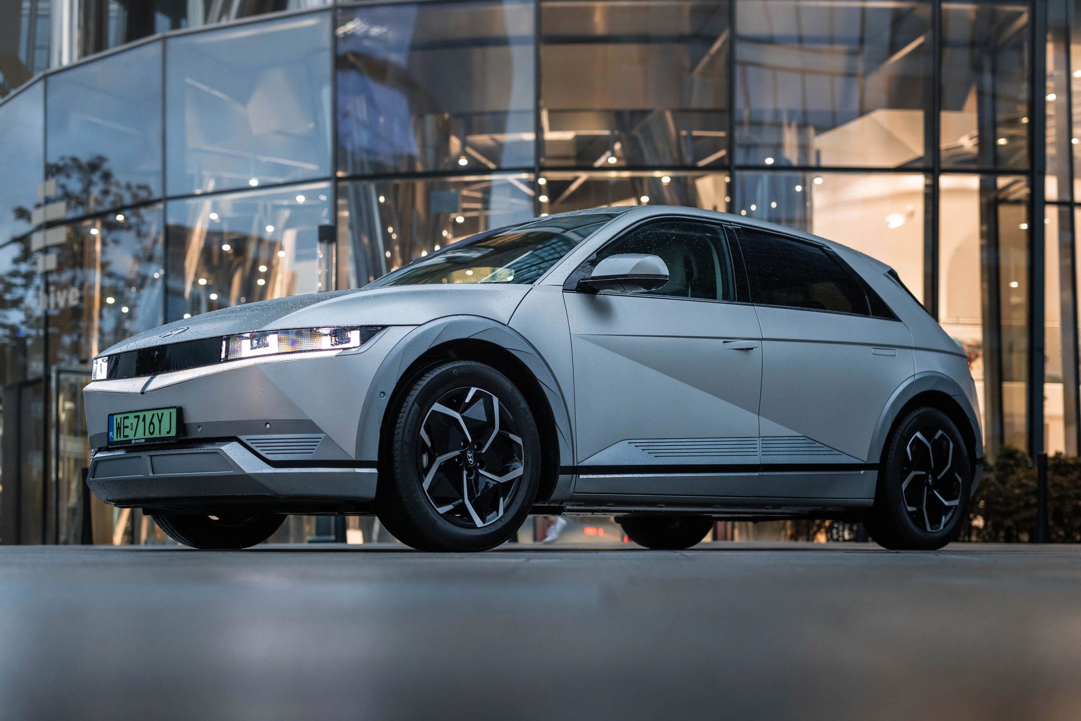 Ioniq 5 jest naprawdę duży. Mierzy ponad 4,6 m długości, choć wygląda na kompaktowego hatchbacka