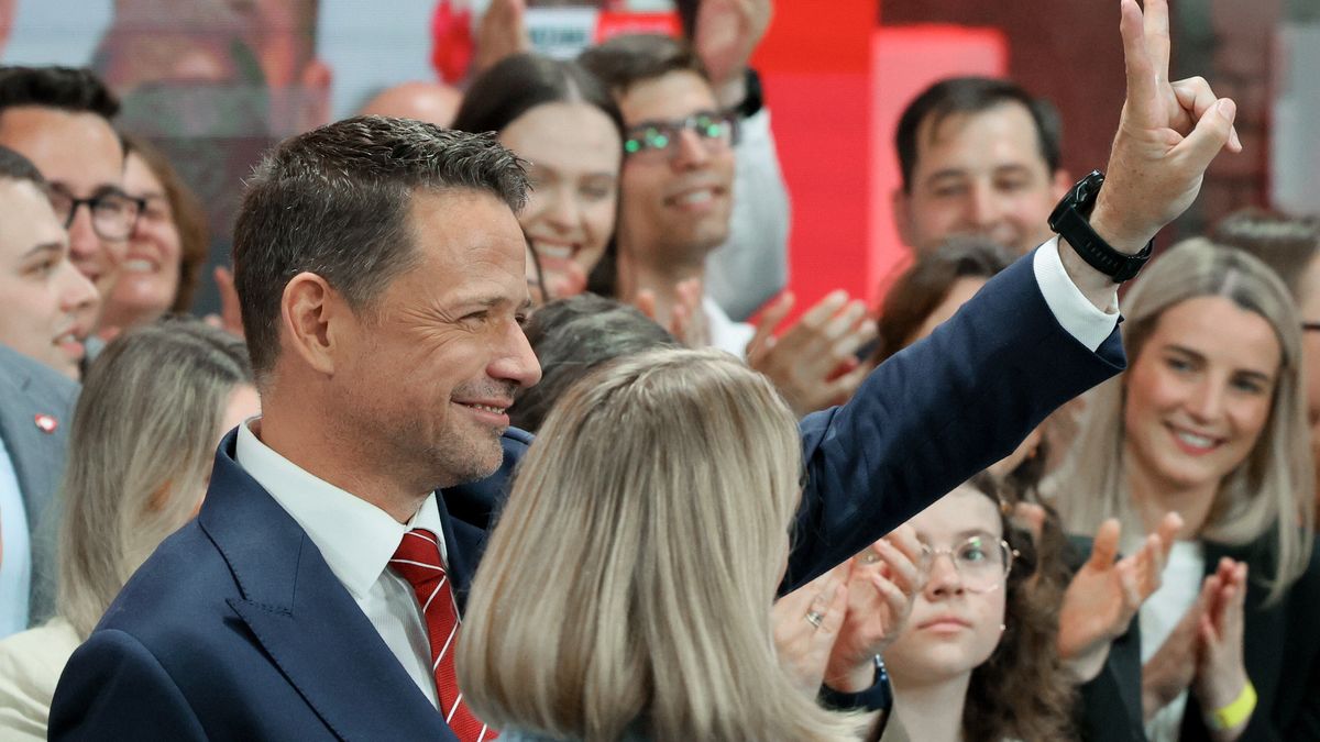 Warszawa, 01.06.2025. Wybory prezydenta RP - II tura. Kandydat KO w wyborach prezydenckich, prezydent Warszawy Rafał Trzaskowski (L) w swoim sztabie wyborczym w Warszawie, 1 bm. Zakończyło się głosowanie w II turze wyborów prezydenta RP. (aldg) PAP/Paweł Supernak