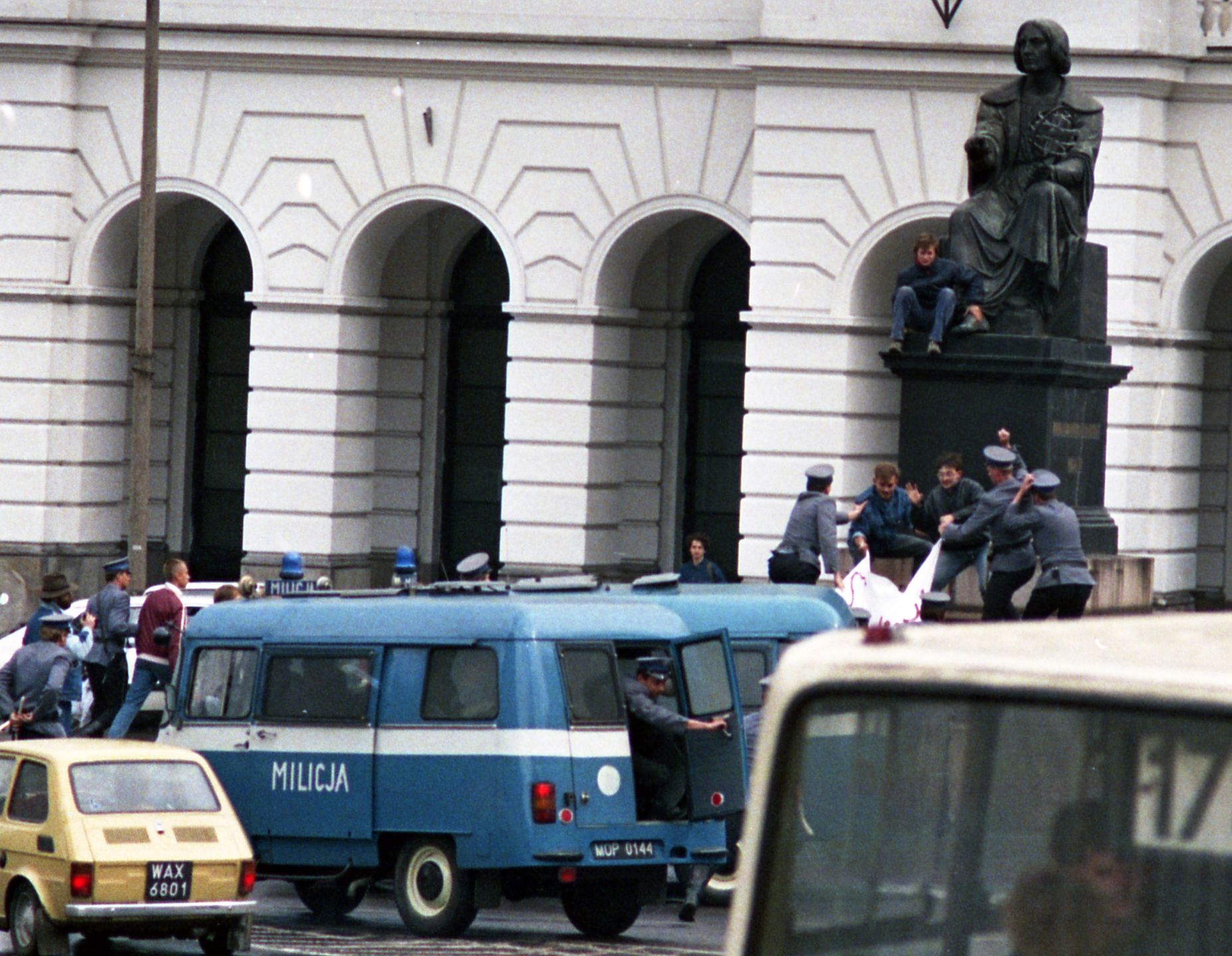 Warszawa. 4.06.1989 r. Policja zatrzymuje protestujących