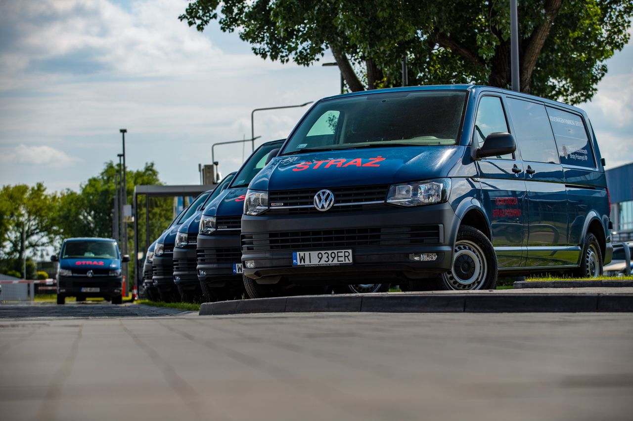 Volkswagen Financial Services wspiera strażaków w niesieniu pomocy uchodźcom