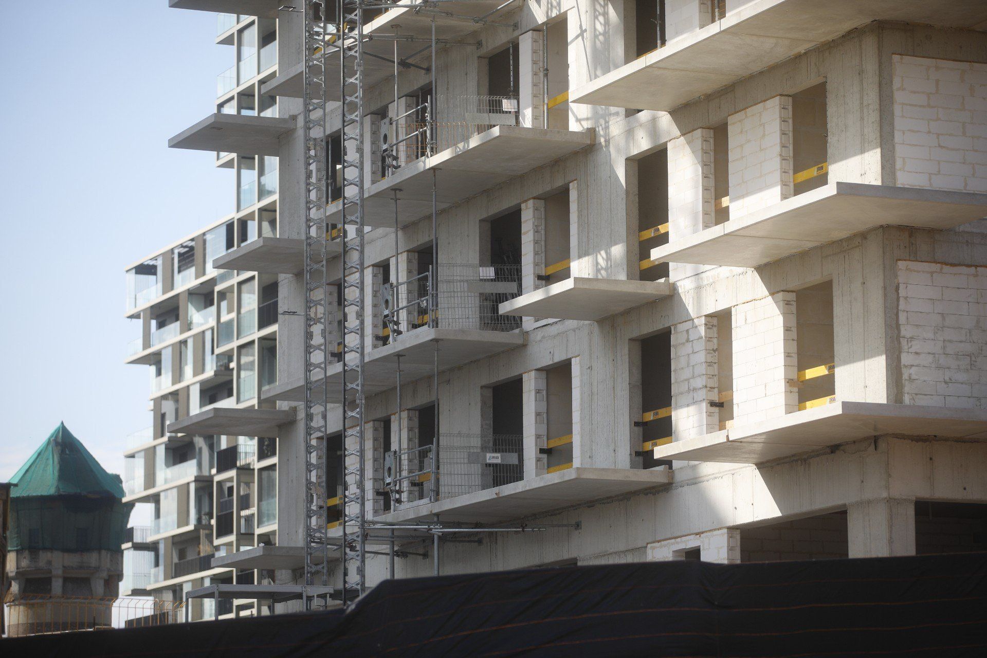 W stolicy metropolii powstają nowe apartamentowce. 
Rodzinny zespół mieszkaniowy wznoszony jest w rejonie ulic Góreckiego i Dobrowolskiego. To już trzeci etap inwestycji.
Jego lokalizacja w śródmieściu, w bezpośrednim sąsiedztwie właśnie Strefy Kultury, Spodka, Międzynarodowego Centrum Kongresowego, Narodowej Orkiestry Symfonicznej Polskiego Radia (NOSPR) i Muzeum Śląskiego jest bardzo atrakcyjna.