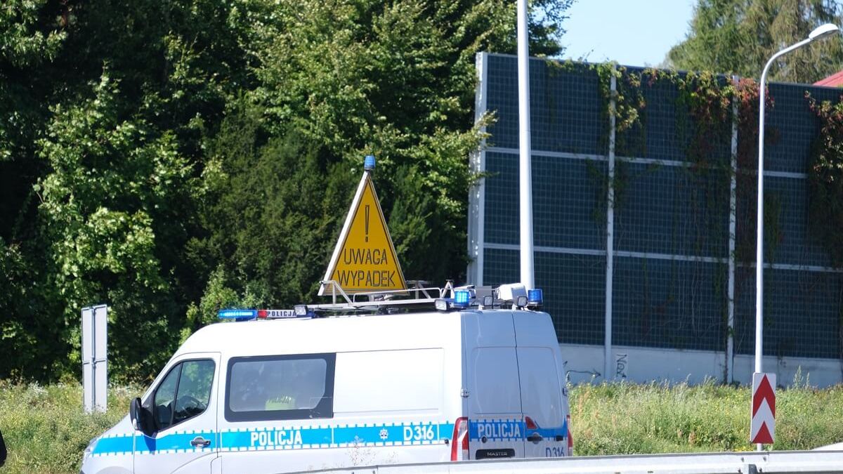 Radiowóz „Uwaga wypadek” na rondzie 100-lecia KUL z pniakiem